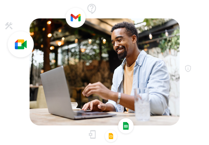 Dizüstü bilgisayarında çalışan bir Google Workspace müşterisinin resmiyle birlikte Google Meet, Gmail, Slaytlar ve E-Tablolar simgeleri. 