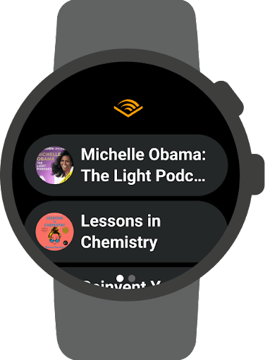 La aplicación Audible para Wear OS muestra distintos audiolibros que seleccionar para escucharlos.