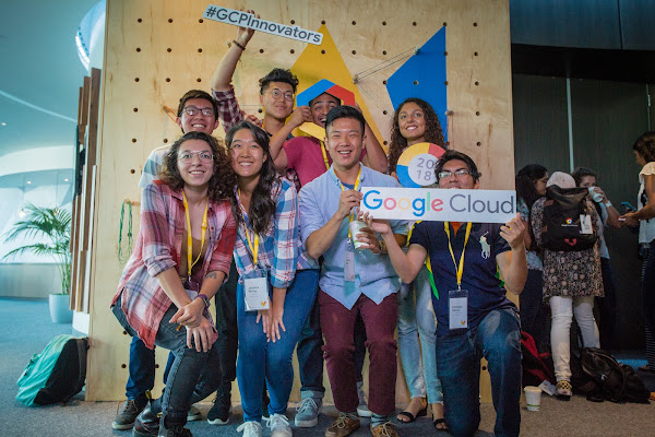 Grupo de estudiantes sonriendo