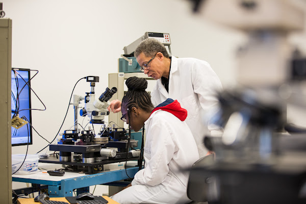 Dos personas trabajan en un laboratorio científico